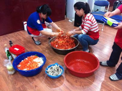 이웃사랑 담긴 반찬 드시고 환절기 감기 조심하세요